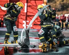 球员战术配合默契，队伍士气高涨稳定连胜